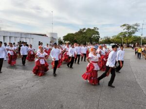 Desfile de los cancunenses con participacion de casi 4 mil personas 8