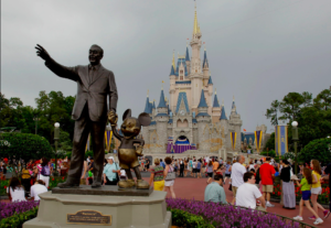 Empleado de Disney es detenido por grabar partes íntimas de 500 mujeres en el parque