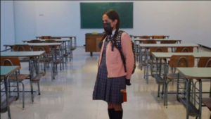 Hombre vestido de mujer es detenido en Perú por grabar alumnas en el baño