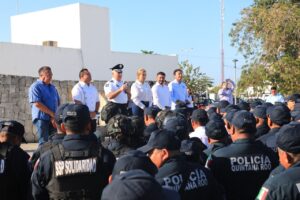 Lili Campos reconoce a los Policias de Solidaridad 1