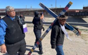 Migrantes en Ciudad Juarez realizan Viacrucis y exigen justicia 1