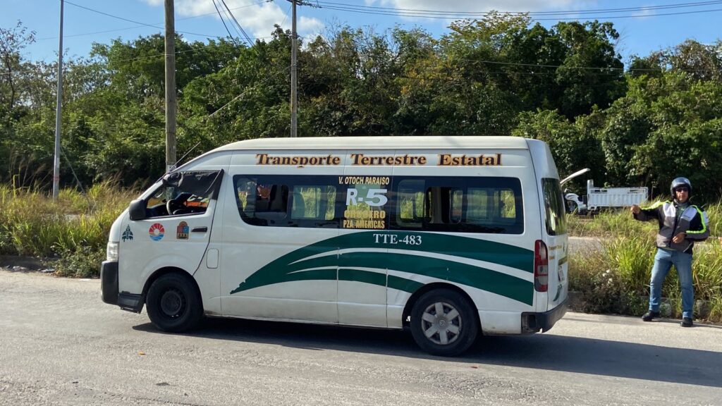 Motociclista muere en la Ruta 5 al chocar con una combi