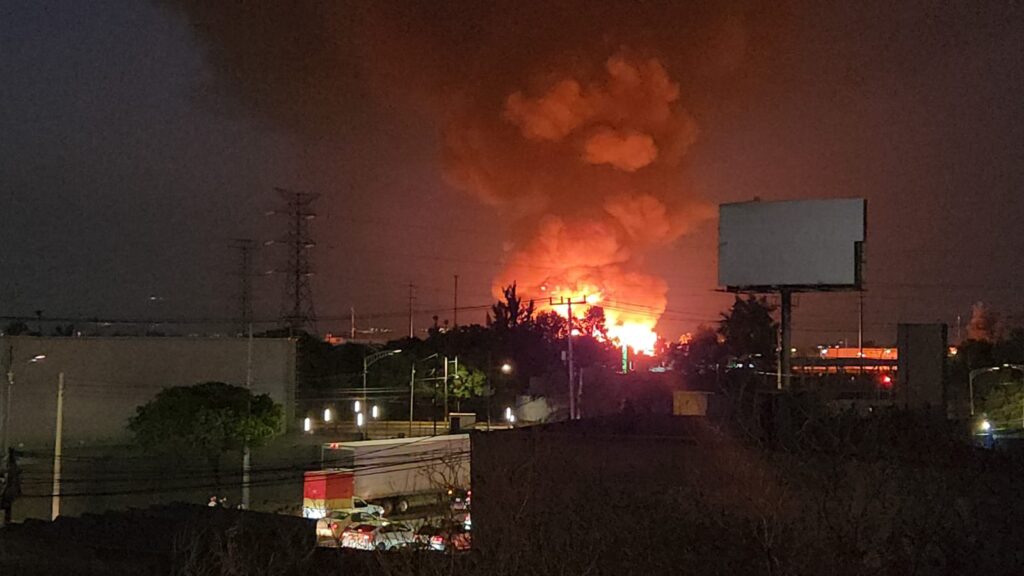 Incendio en Central de Abastos de CDMX totalmente controlado y con saldo blanco