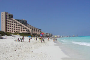 Playas mas concurridas de Cancun en vacaciones ballenas