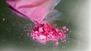 La coca rosa, tusi o polvo rosa es motivo de preocupación para la salud de los más jóvenes. 