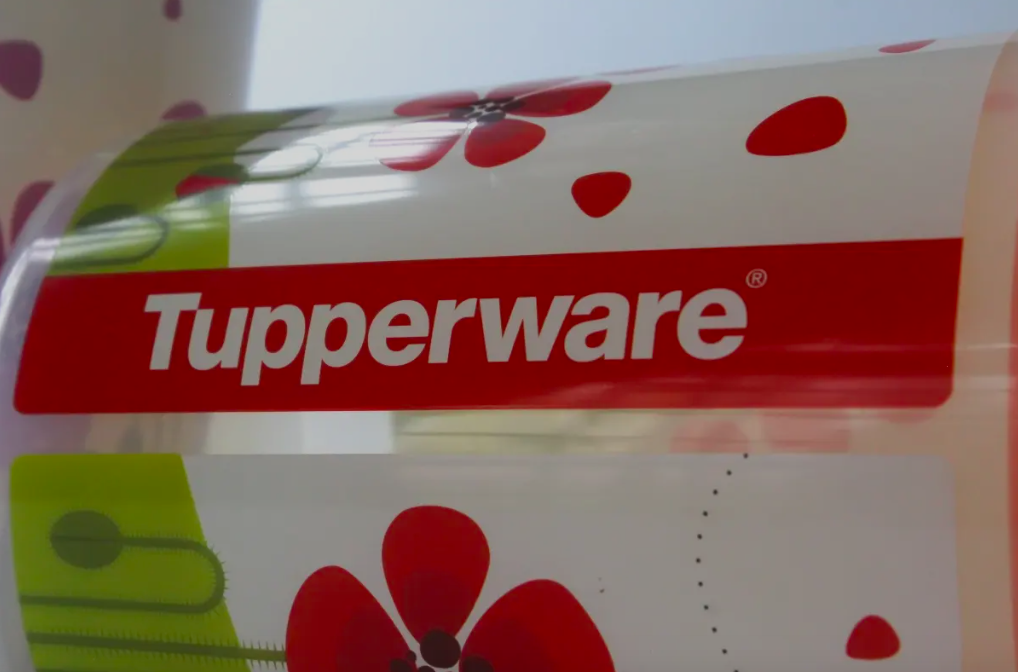 Tupperware en quiebra, acciones de la empresa caen 49%