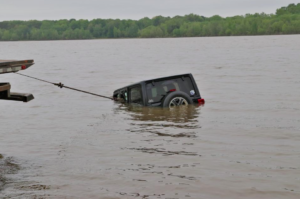 VIRAL: Mujer sobrevive atrapada dentro de un auto sumergido en un lago