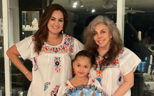 Veronica Castro criticada en redes sociales por una foto con su nieta 1