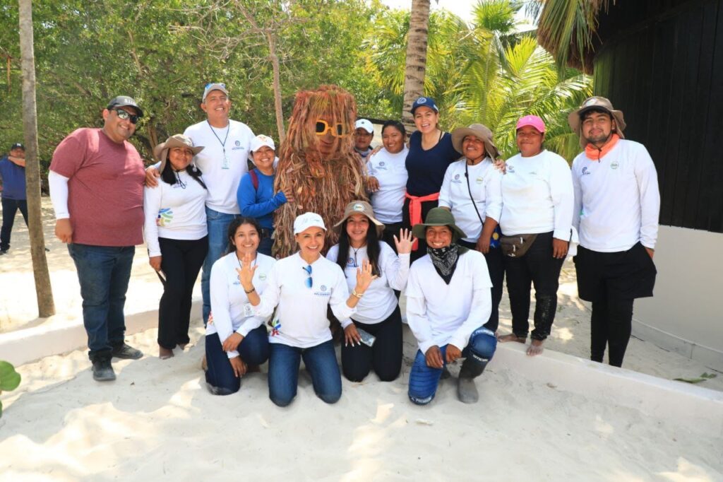 Realizan jornada de limpieza en playa Punta Esmeralda de Playa del Carmen