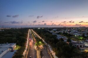 Lili Campos recorre la recién construida Avenida 65 en Playa del Carmen