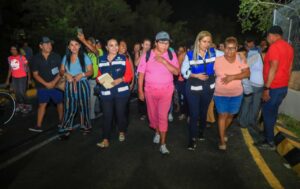 Lili Campos recorre la recién construida Avenida 65 en Playa del Carmen