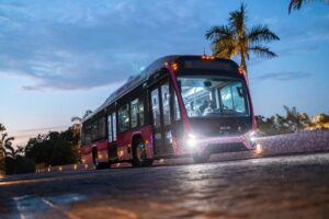Grupo Xcaret y Scania presentan el primer autobús eléctrico de turismo en México