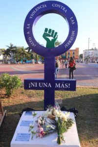 Develan placas por víctimas de feminicidio en Playa del Carmen 