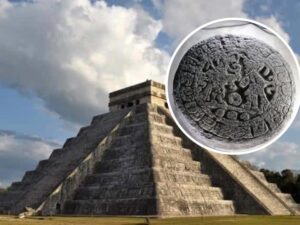 Hallan en Chichén Itzá disco con jeroglíficos mayas