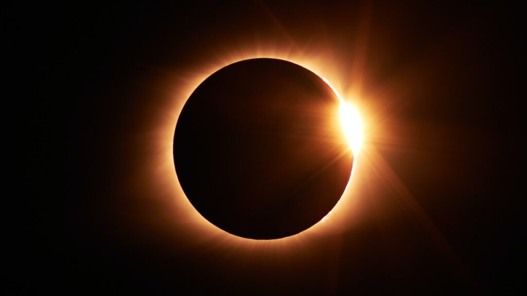 ¡Impresionante! Llegará en abril de este año “eclipse solar híbrido”