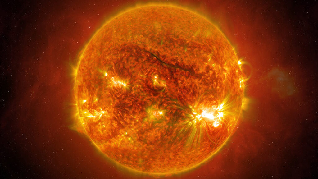 ¡Impresionante! Capturan cascada de plasma en el Sol 8 veces del tamaño de la Tierra