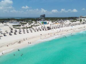 Suman mil 370 toneladas de sargazo retiradas de las playas de Cancún