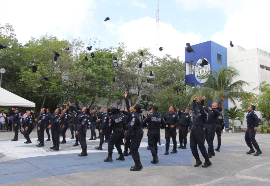 Se gradúan 28 elementos de la Policía de Cancún  