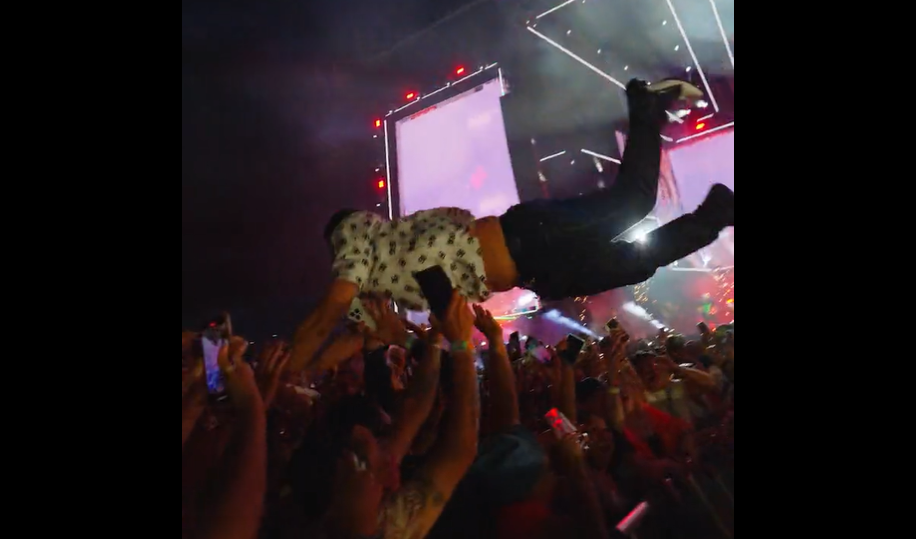 Eduin Caz vive un momento bochornoso al lanzarse al público durante un concierto (VIDEO)