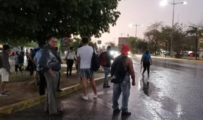 Caos en el transporte público de Cancún debido a las intensas lluvias