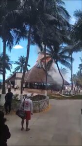 Incendio consume palapa del Hotel Casa Maya en la zona hotelera