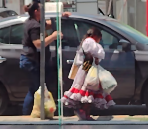 VIRAL: Mujer ayuda a niña que pedía dinero en calles de Torreón