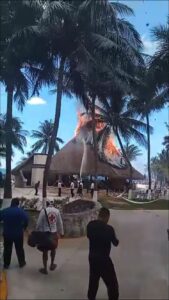 Incendio consume palapa del Hotel Casa Maya en la zona hotelera