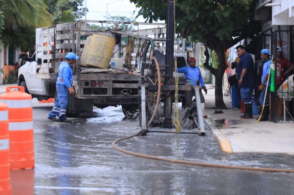 Gobierno de Solidaridad realiza operativos de limpieza y desazolve para prevenir inundaciones