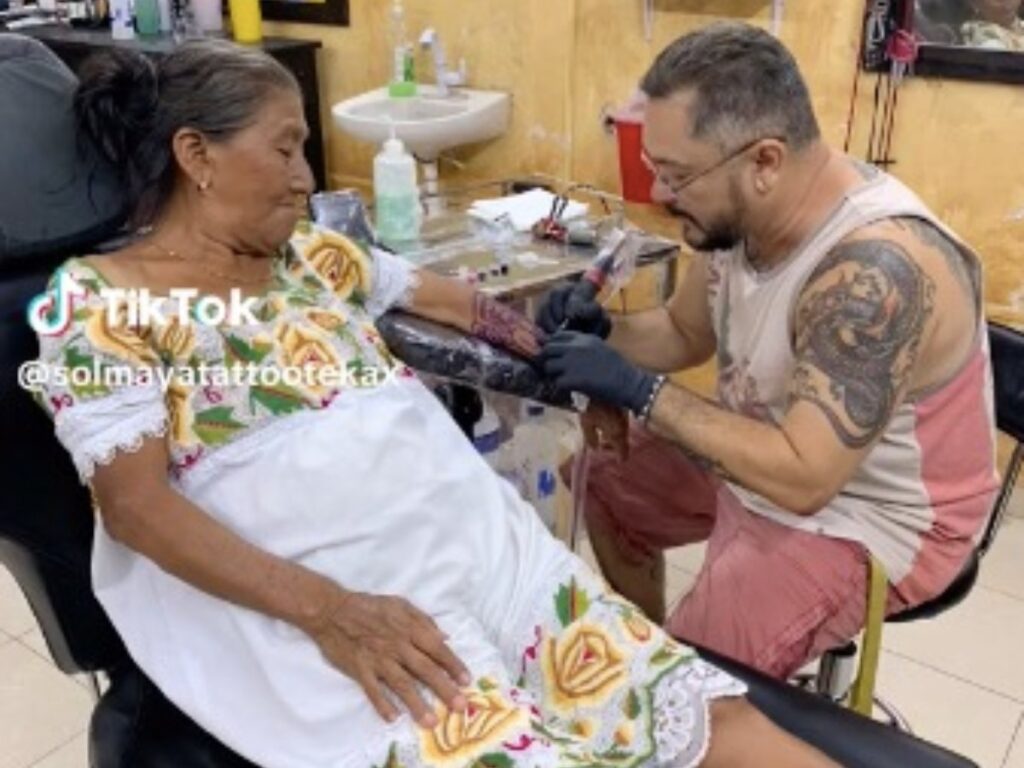 Abuelita yucateca se hace un tatuaje y se vuelve viral (Video).