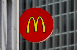 Acusan a McDonald’s de explotación infantil por tener a 2 niños trabajando de madrugada