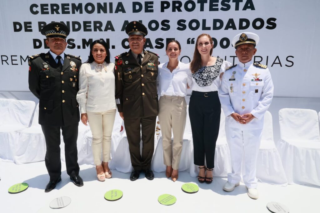 Atenea Gómez presente en ceremonia de protesta de bandera a los soldados del Sevicio Nacional Militar clase 2004.