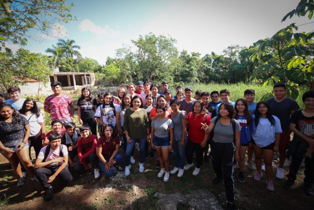 Blanca Merari felicita a estudiantes de Cecyte por limpieza del sendero del Cenote del Domo