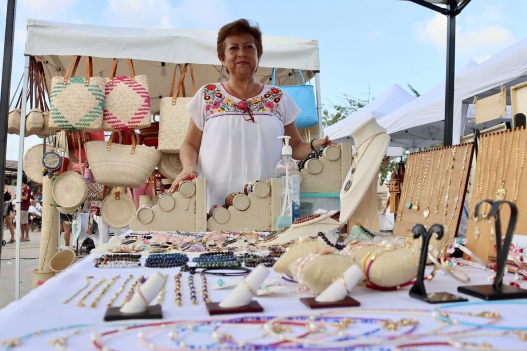 Destaca Josefina Cruz, apasionada de la joyería artesanal en Puerto Morelos