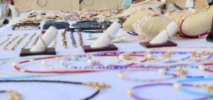 Destaca Josefina Cruz, apasionada de la joyería artesanal en Puerto Morelos