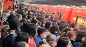 Línea 9 del Metro de estación Pantitlán en caos; reportan retrasos (VIDEO)