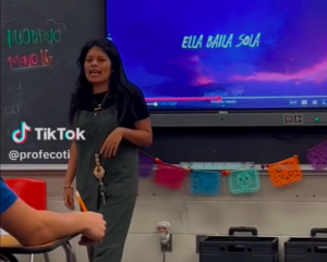 Maestra estadounidense da clases de español con canción de Peso Pluma