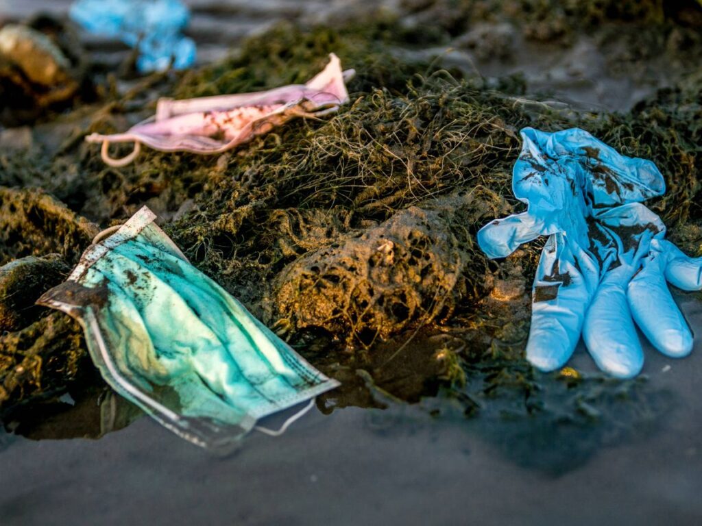 Más del 80 por ciento de desechos generados por COVID-19, yacen en los mares