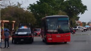 Mujer es asesinada a balazos en autobús de la zona hotelera