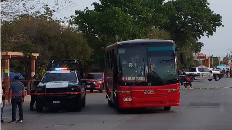 Mujer es asesinada a balazos en autobús de la zona hotelera