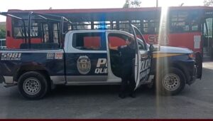 Mujer es asesinada a balazos en autobús de la zona hotelera