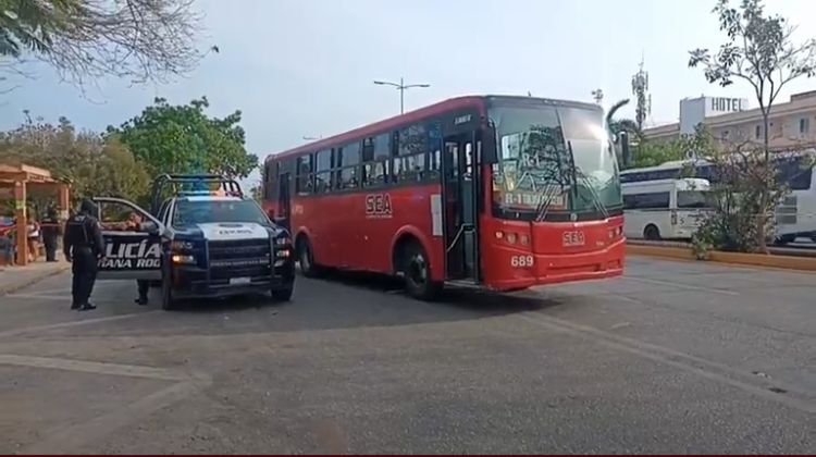 Mujer es asesinada a balazos en autobús de la zona hotelera