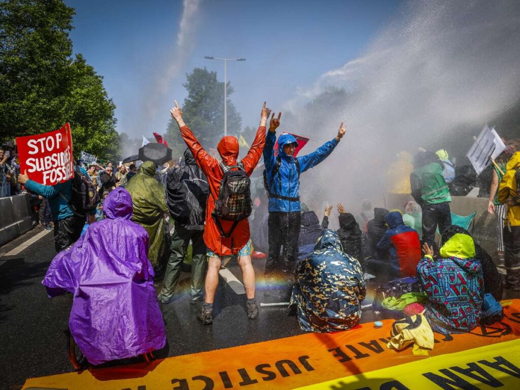 Protestas ecologistas deja casi 2 mil personas detenidas en Países Bajos