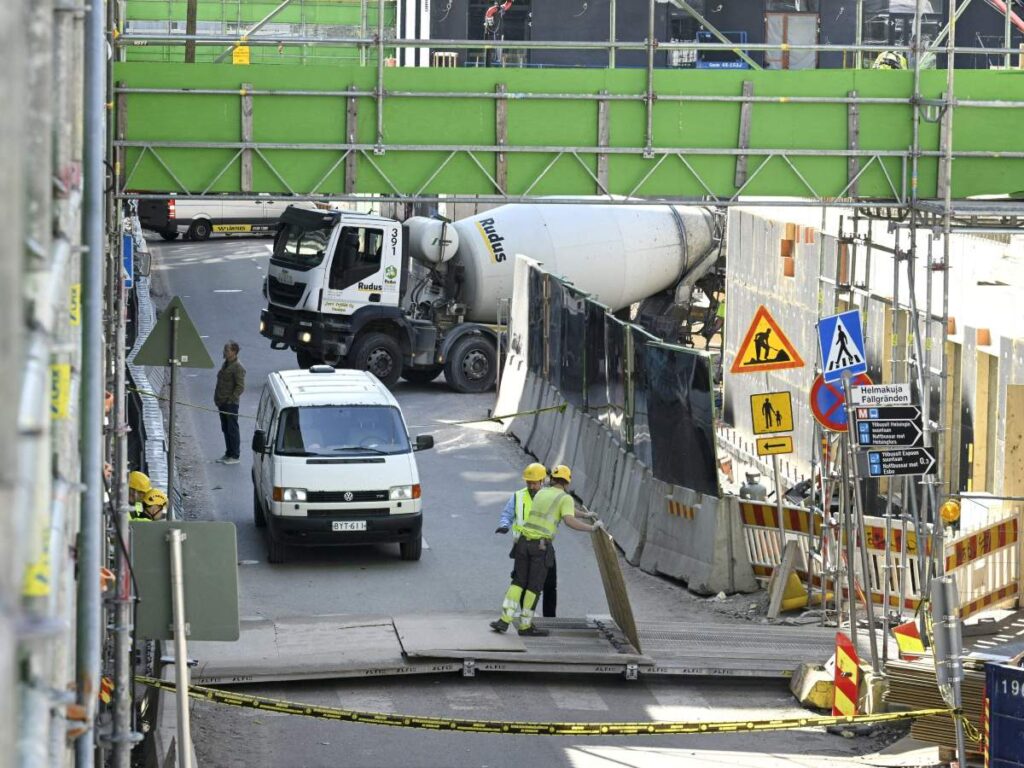 Puente en Finlandia se desploma y deja 27 heridos.