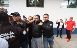 Sergio "N", acusado de asesinar a perrito en Edomex, fue golpeado al salir de la FGJ
