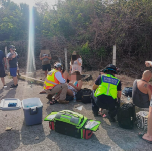 Van de pasajeros sufre volcadura en carretera a Tulum, hay 15 turistas lesionados
