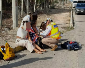 Van de pasajeros sufre volcadura en carretera a Tulum, hay 15 turistas lesionados