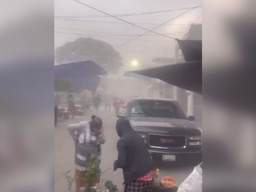 Ventarrón levanta cenizas acumulas del Popocatépetl en Atlixco (VIDEO)