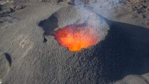 Volcanes y meteoritos, piezas clave en el origen de la vida en la Tierra