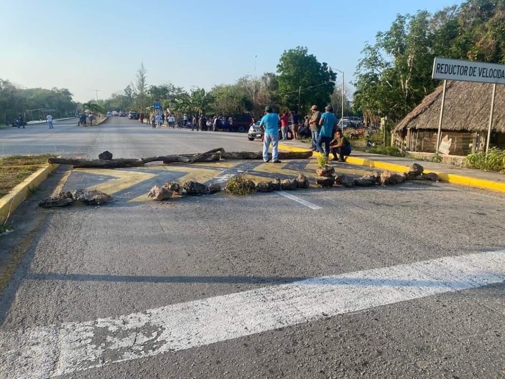 Bloquean nuevamente la Vía Corta a Mérida; ahora en el Ejido Manuel Ávila Camacho