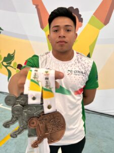 Atleta cozumeleño conquista 3 medallas en torneo de halterofilia en Colombia